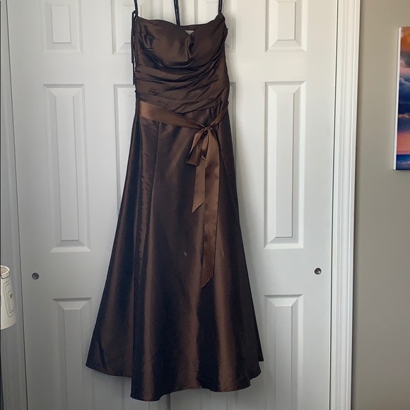 Chocolate gown - Picture 1 of 4